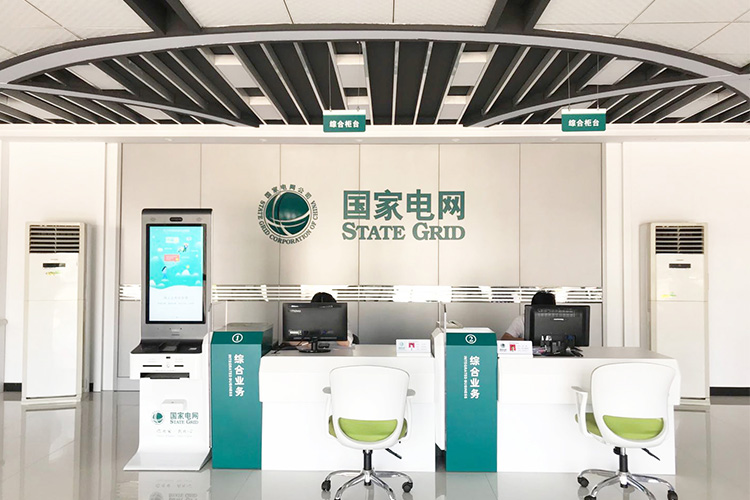 利用双臂自主机器人完成电接火工作